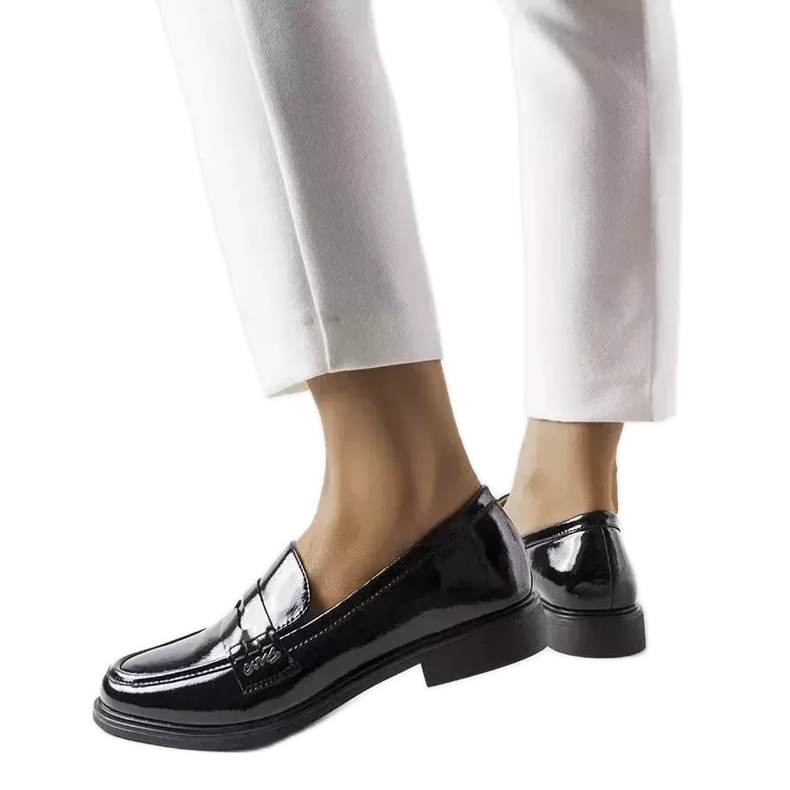 Gioian mustat lakatut loaferit