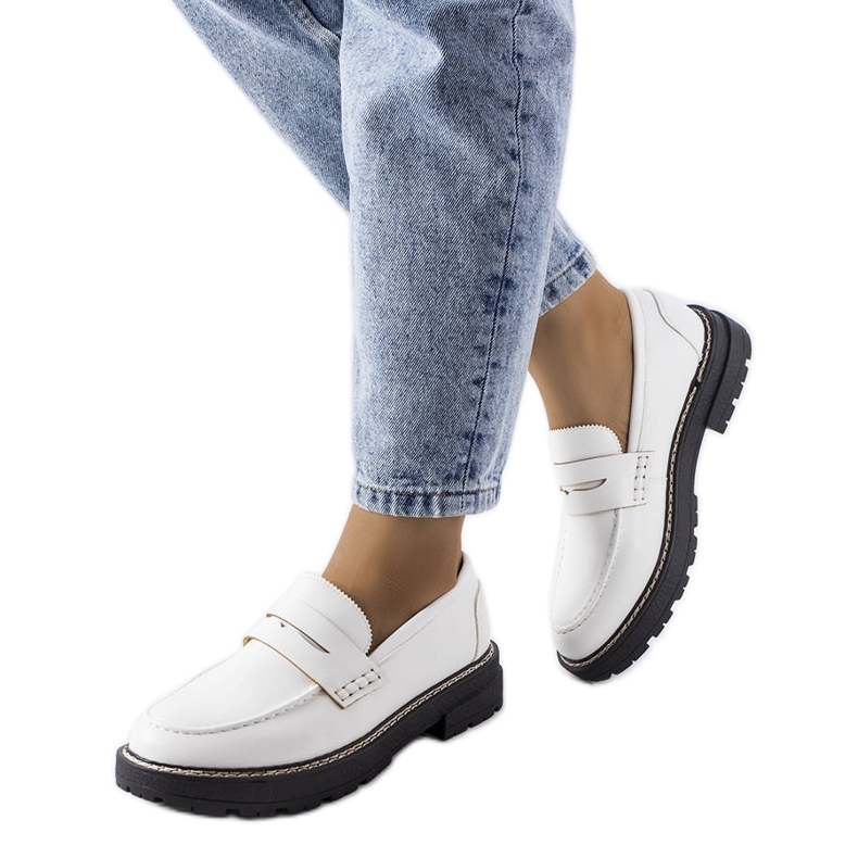 Biddien valkoiset brogues nahkapohjallisilla valkoinen