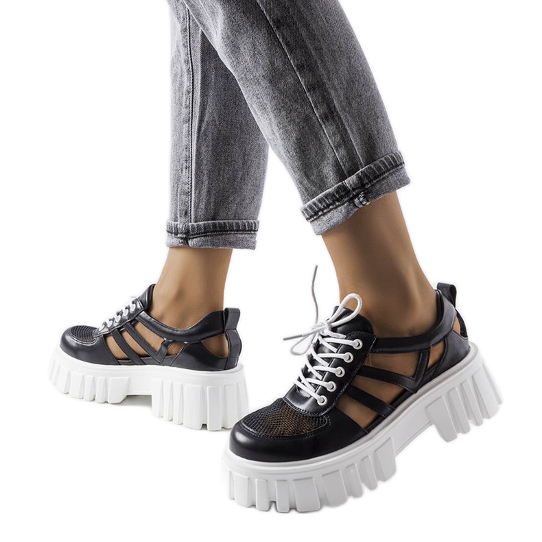 Mustat brogues massiivisella Emaline-pohjalla