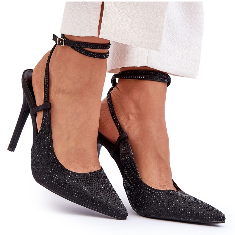 Klassiset pinssit, jotka on koristeltu zirkoneilla mustalla Gudalla