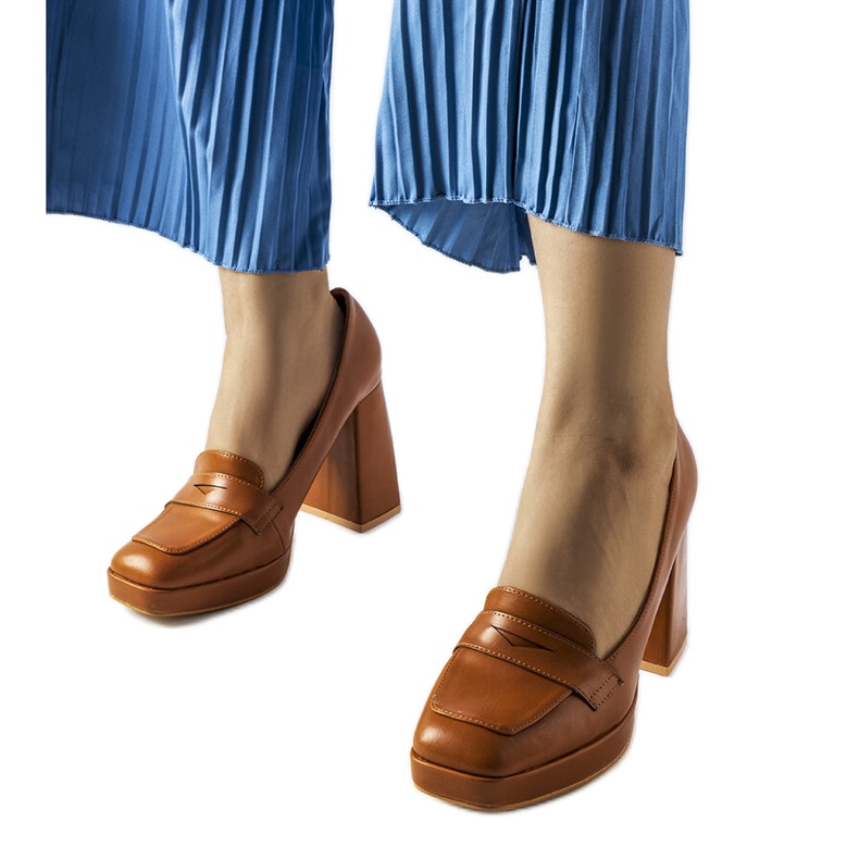 Inèsin ruskeat korkokengät