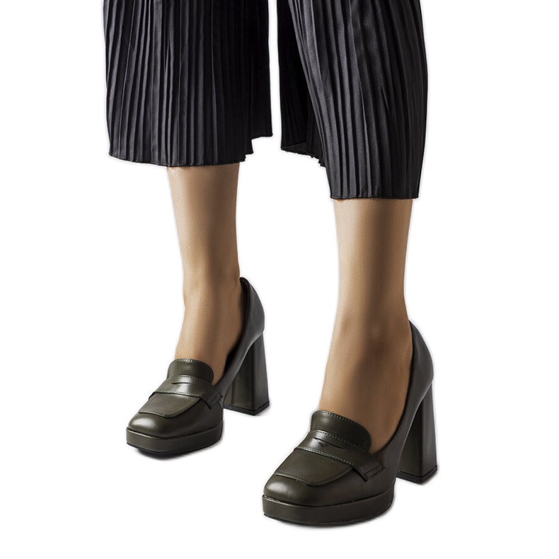 Inèsin tummanvihreät pumput