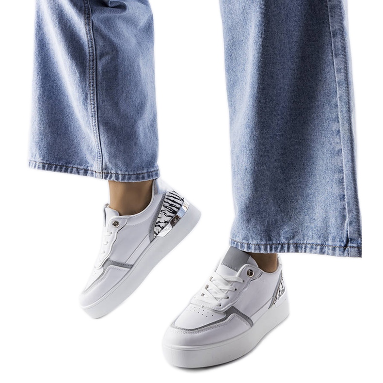 Valkoiset lenkkarit Tooele-alustalla valkoinen