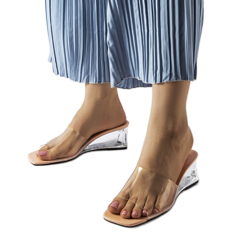 Wyattin beige läpinäkyvä kiilaliukumäki