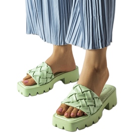 Loran vihreät liukumäet traktorin pohjassa