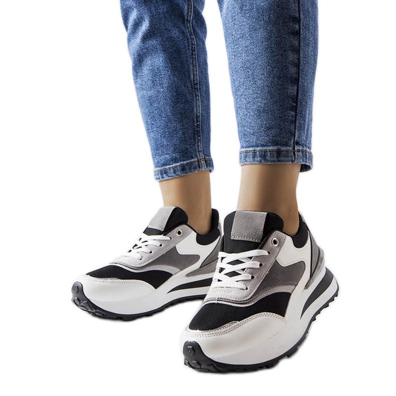 Inna Doironsin mustavalkoiset alustalenkkarit