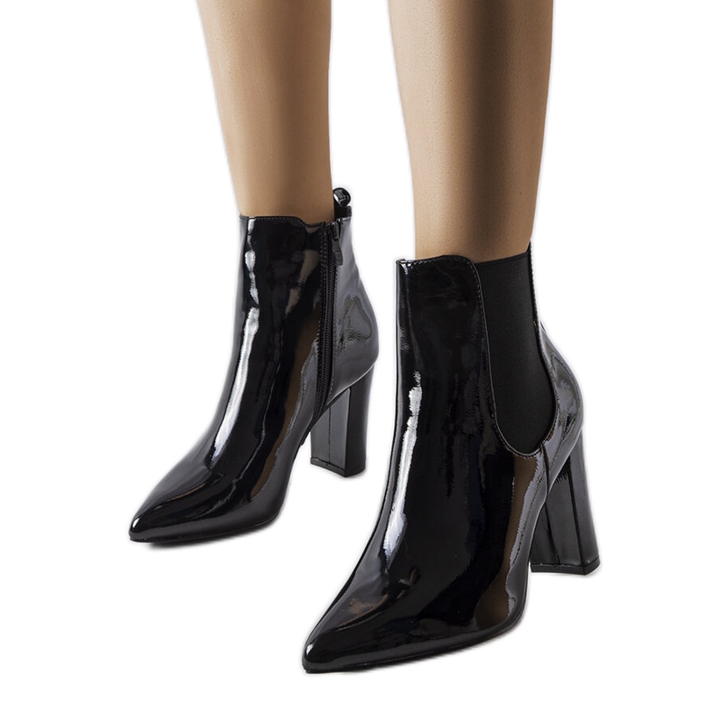 Mustat patenttisaappaat Dolla-tolppassa