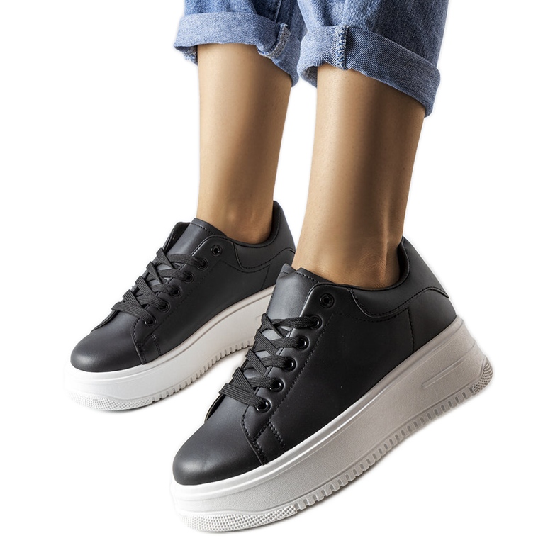 Holante mustat alustalenkkarit