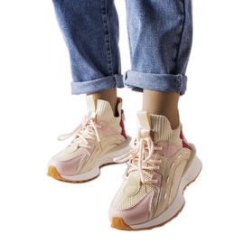 Inna Beginsin beiget ja pinkit kangaslenkkarit