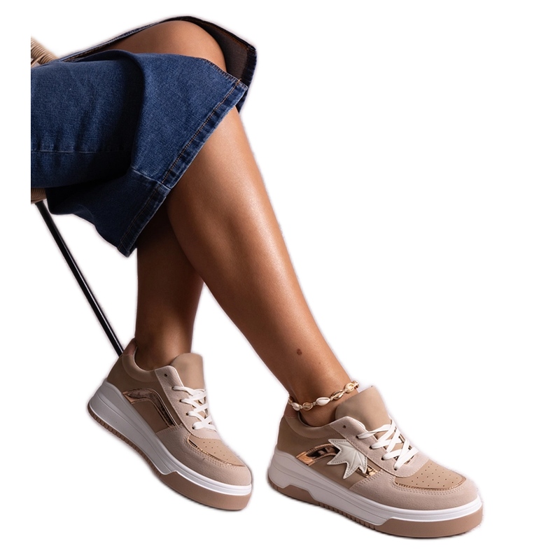 Kollinsin beige-lenkkarit, joissa peilisisäke