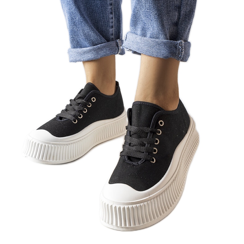 Inna Wallacen mustat tennarit ja paksut pohjat