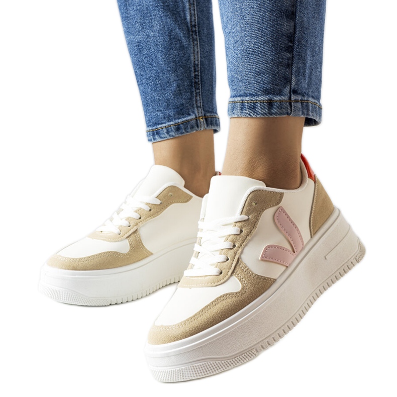 Valkoiset tennarit, joissa vaaleanpunainen Plouffe-sisäosa valkoinen