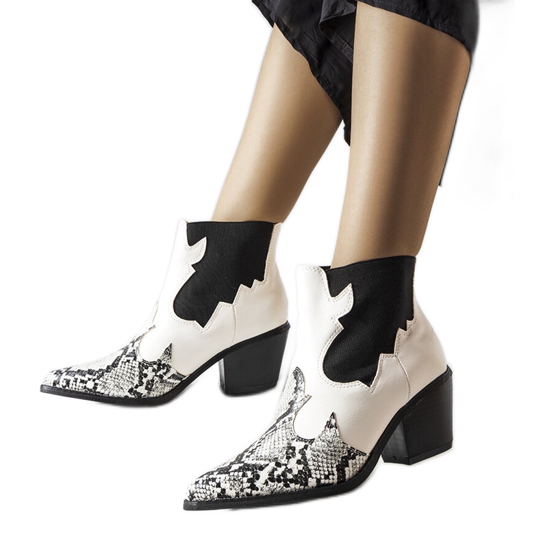 Goulet'n valkoiset eristetyt cowboysaappaat, joissa on käärmekuvio valkoinen