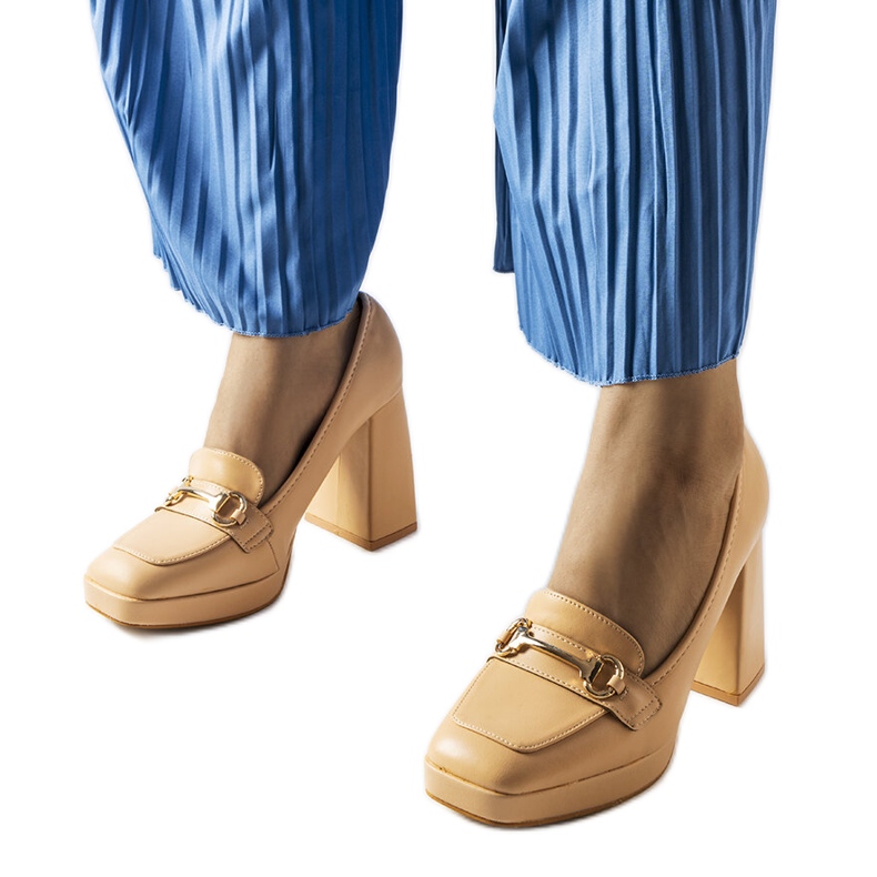 Blaissin beige-pumput geometrisessa lohkossa