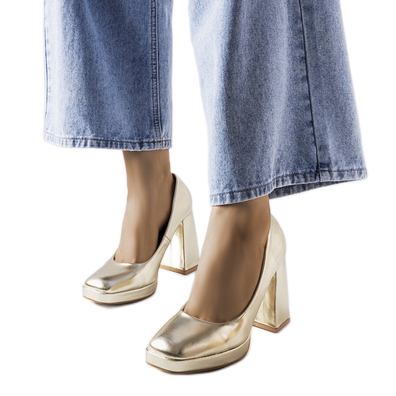 Maillyn kultaiset korkokengät kultainen