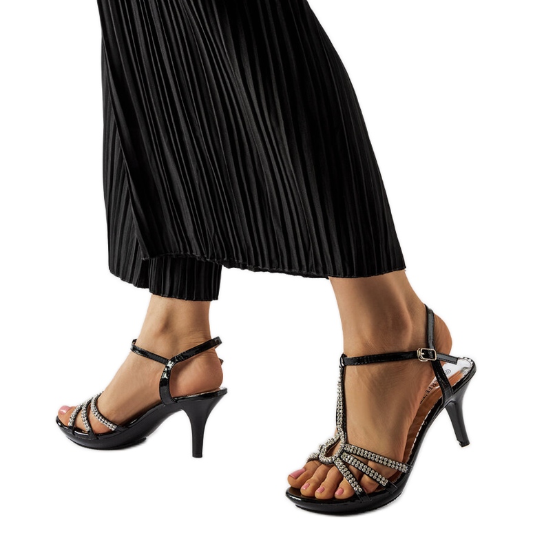 Levanen mustat korkokengät sandaalit kuutioiduilla zirkonioilla