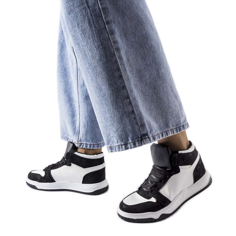 Elisabetin mustat korkeat lenkkarit