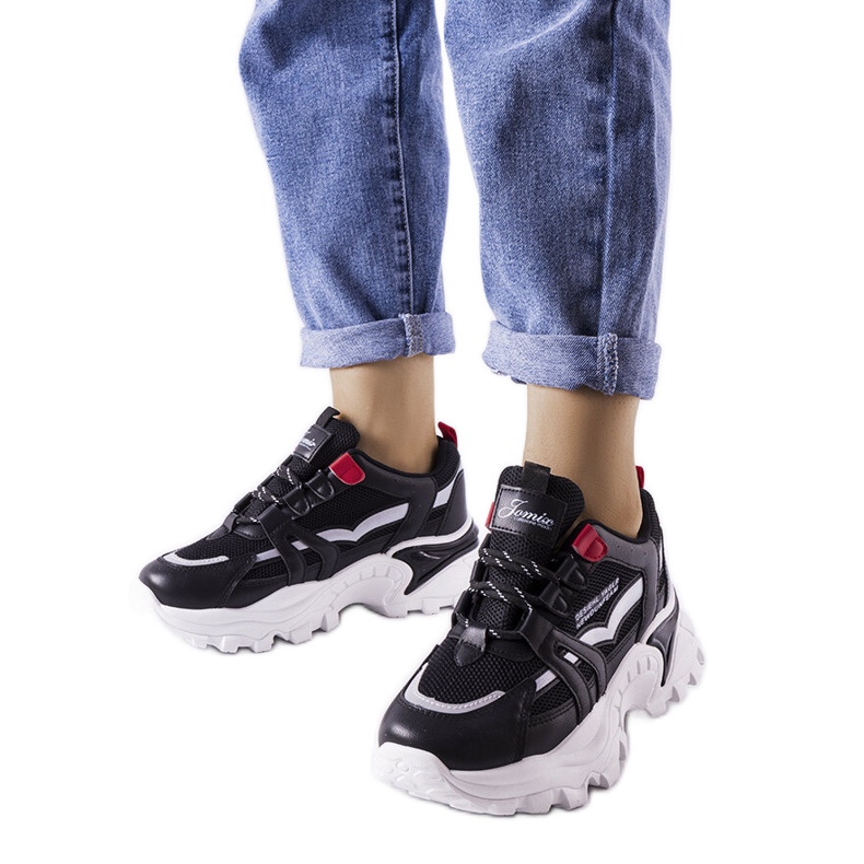 Mustat tennarit, joissa neon-Opal-sisäkkeet