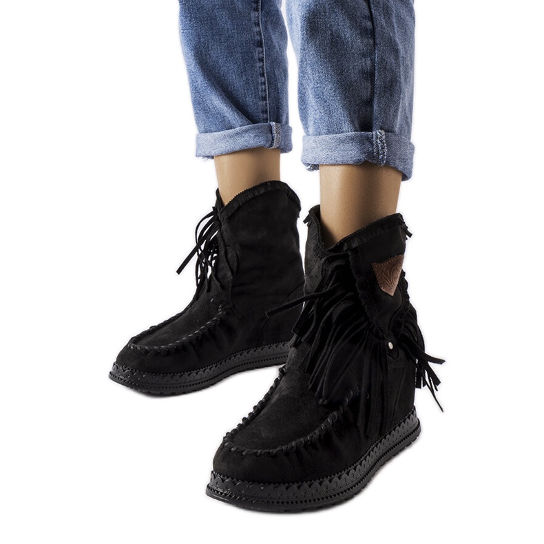 Inna Giudicen mustat kiila saappaat