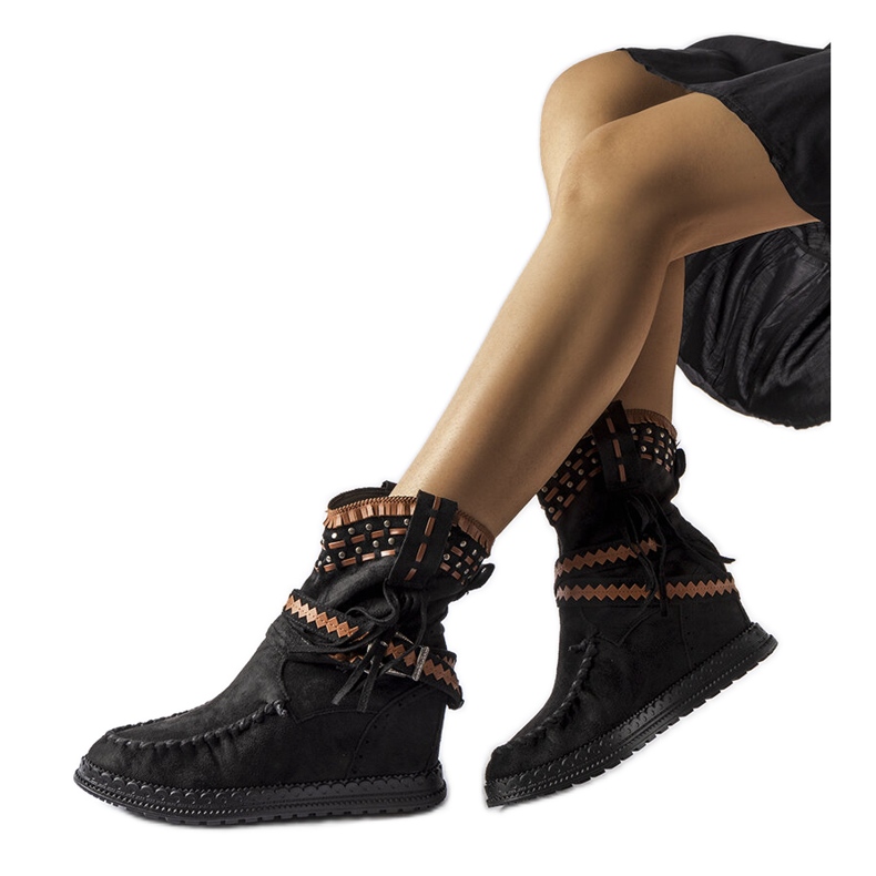 Inna Beausoleilin mustat kiila saappaat