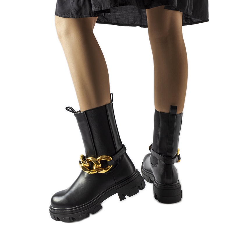 Genovefffan mustat nilkkurit ketjulla