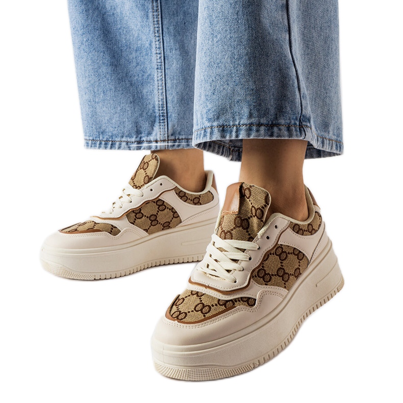 Inna Beiget tennarit, joissa on Conte-monogrammi