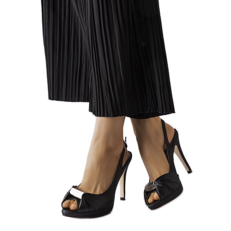 Crispinin mustat korkeakorkoiset sandaalit