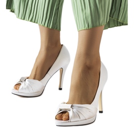 Paré valkoiset avokärkiset korot valkoinen