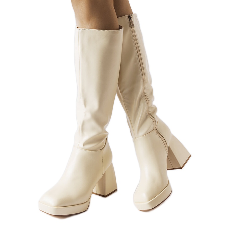 Villanovan beigenväriset saappaat massiivisessa tolppassa