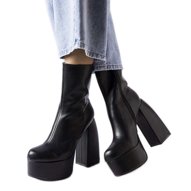 Inna Barattin mustat korkokengät