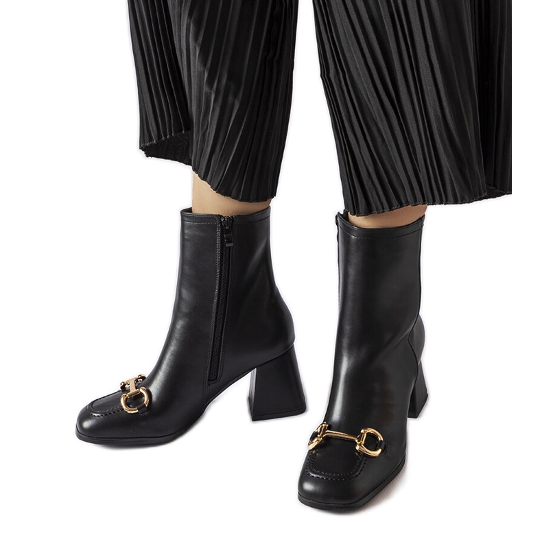 Castionen mustat nilkkurit