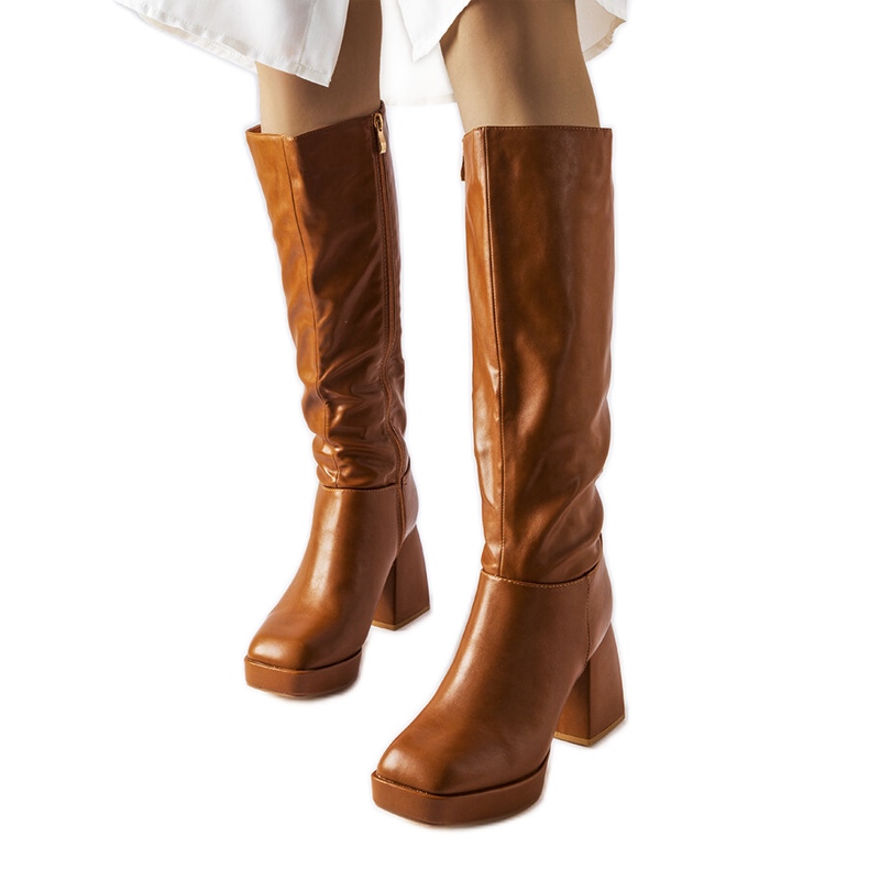 Villanovan ruskeat saappaat massiivisella tolppalla