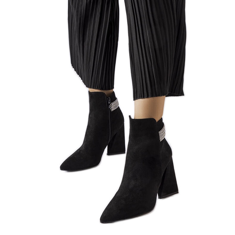 Livianan mustat nilkkurit zirkoneilla