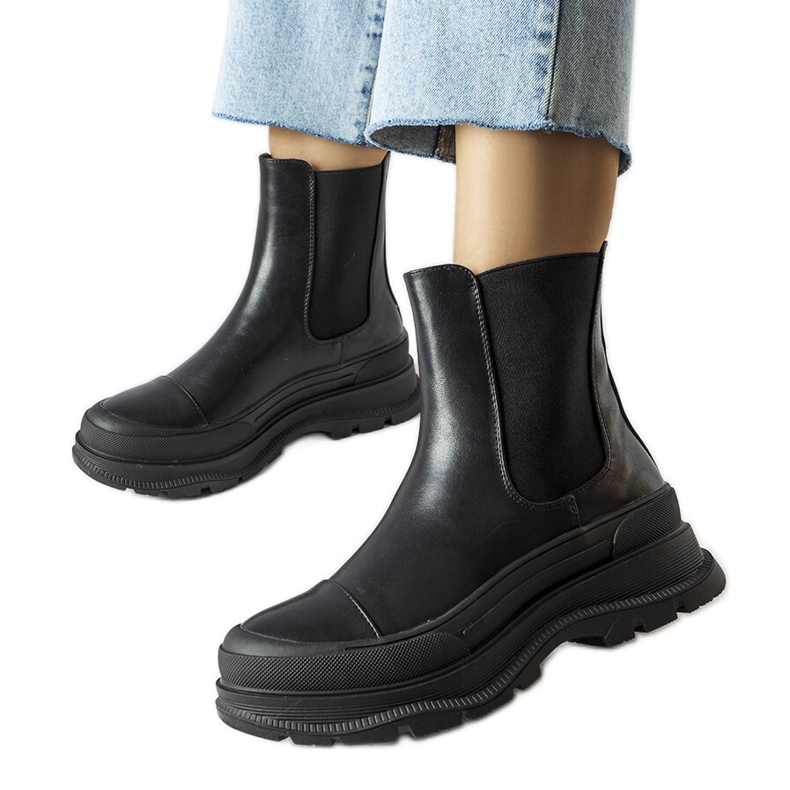 Belluccin mustat alustasaappaat