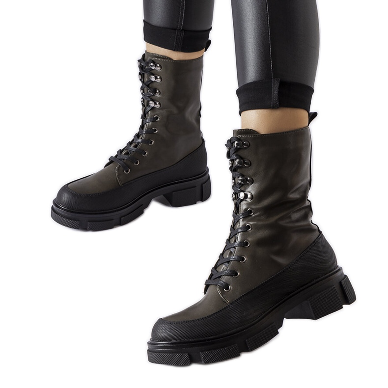 Lorin vihreät työsaappaat, joissa paksumpi pohja