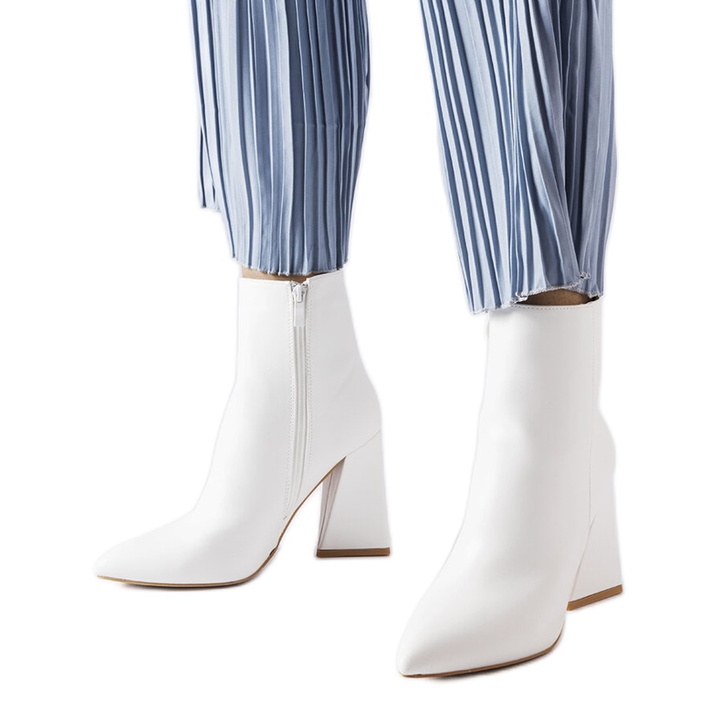 Abelinan valkoiset nilkkurit valkoinen