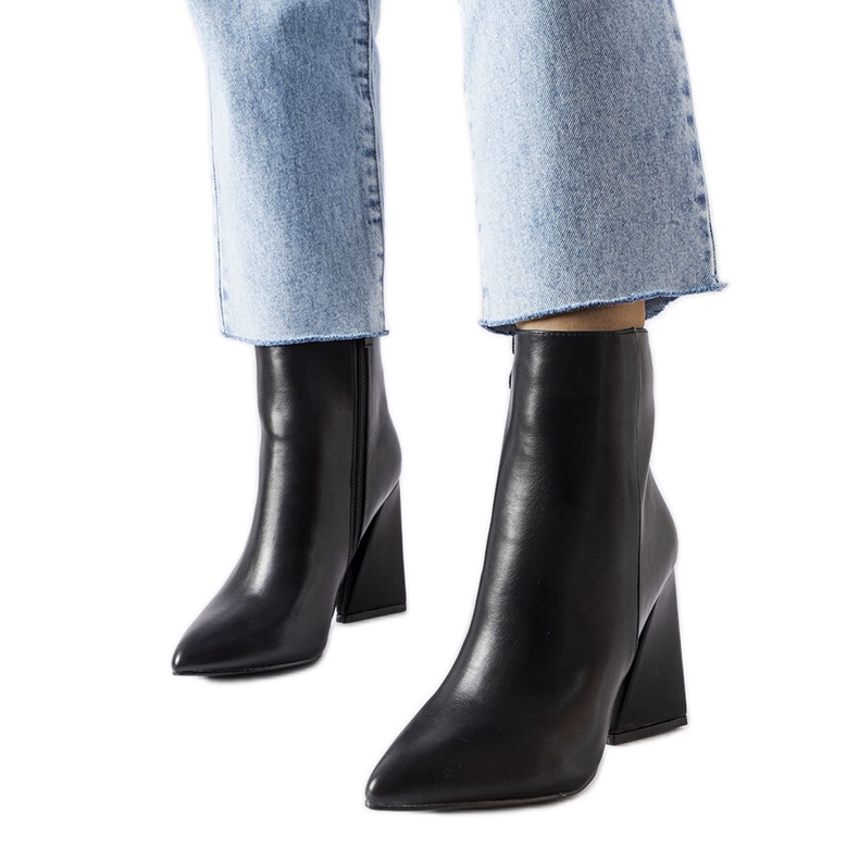 Mustat nilkkurit Abelinalta