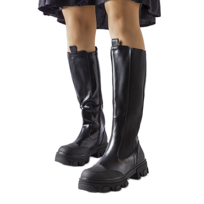 Pasqualen mustat korkeat saappaat