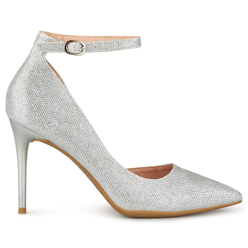 Kiiltävät hopeiset pinssit kiinnitetty nilkkaan hopea