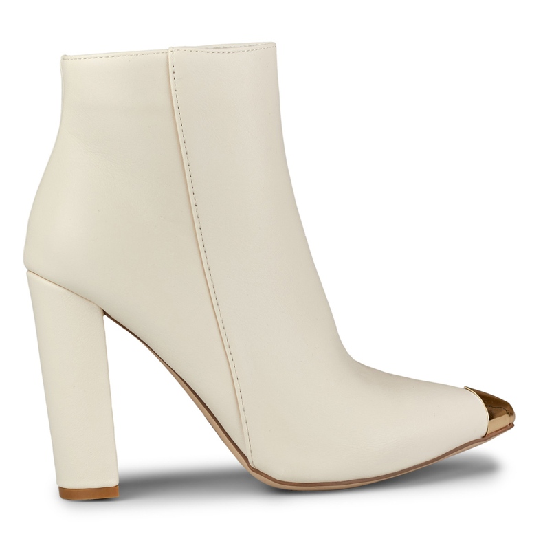 Naisten beige-saappaat koristeellisella piikillä