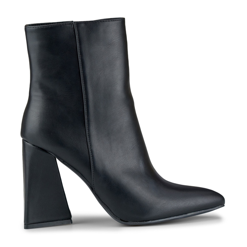 Mustat saappaat kolmion muotoisessa tolppassa