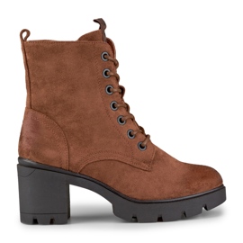 Ruskeat mokkanahkasaappaat mukavassa tolppassa