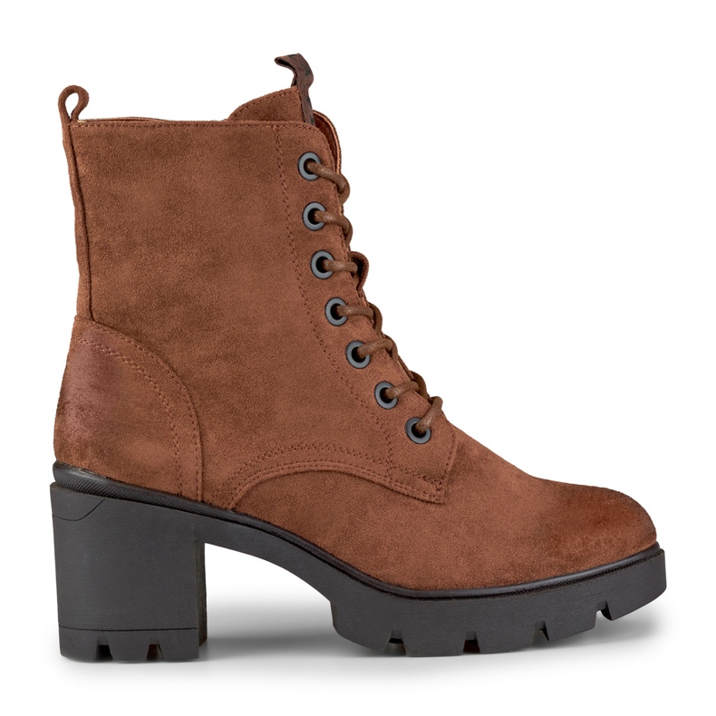 Ruskeat mokkanahkasaappaat mukavassa tolppassa