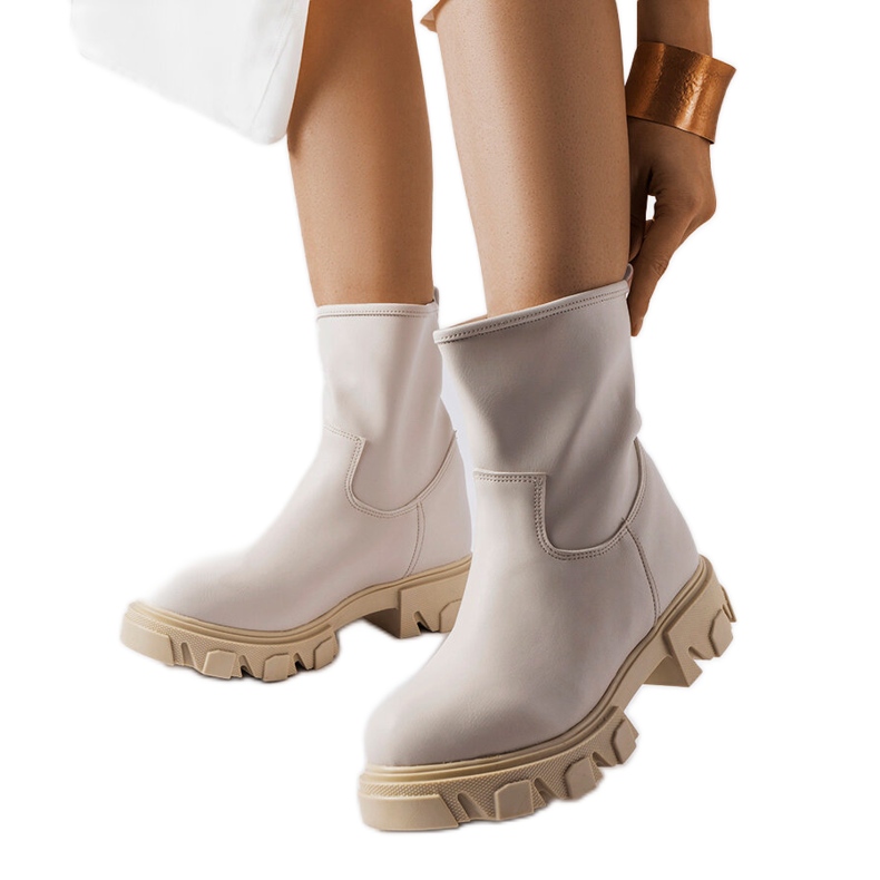 Inna Wuoren beigenväriset työsaappaat