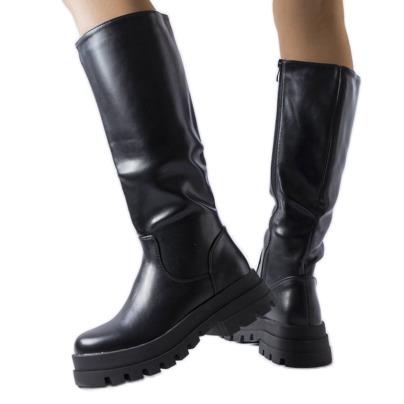 Staniksen mustat eristetyt saappaat