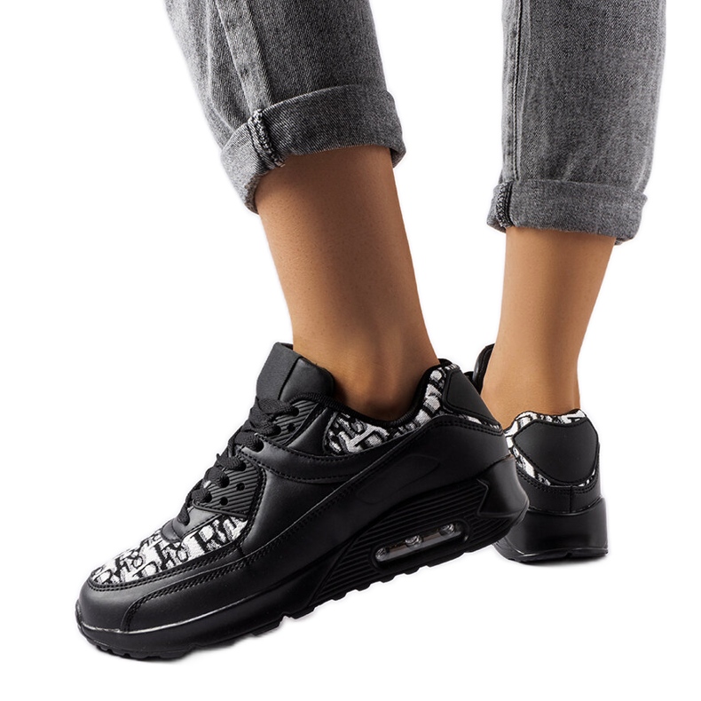 Brattiron mustat tennarit, joissa kuvioitu sisäosa