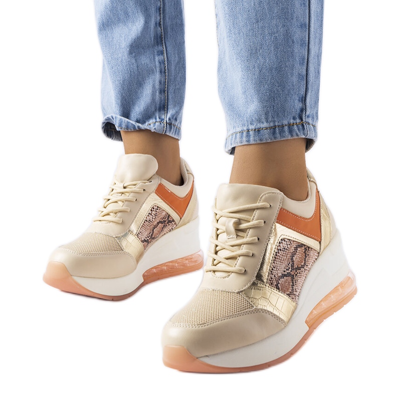 Inna Irpinan beigenväriset wedge-lenkkarit