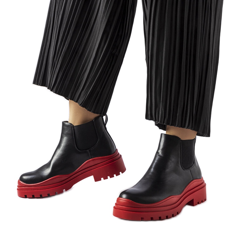 Mustat nilkkurit värikkäällä Marinone-alustalla