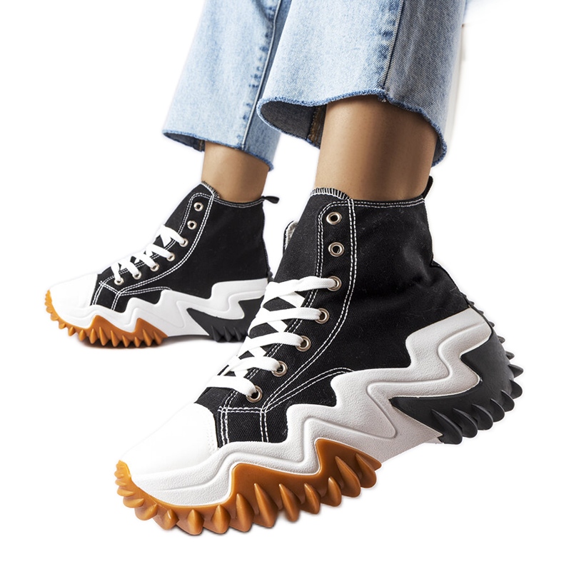 Toron mustat lenkkarit paksulla pohjalla