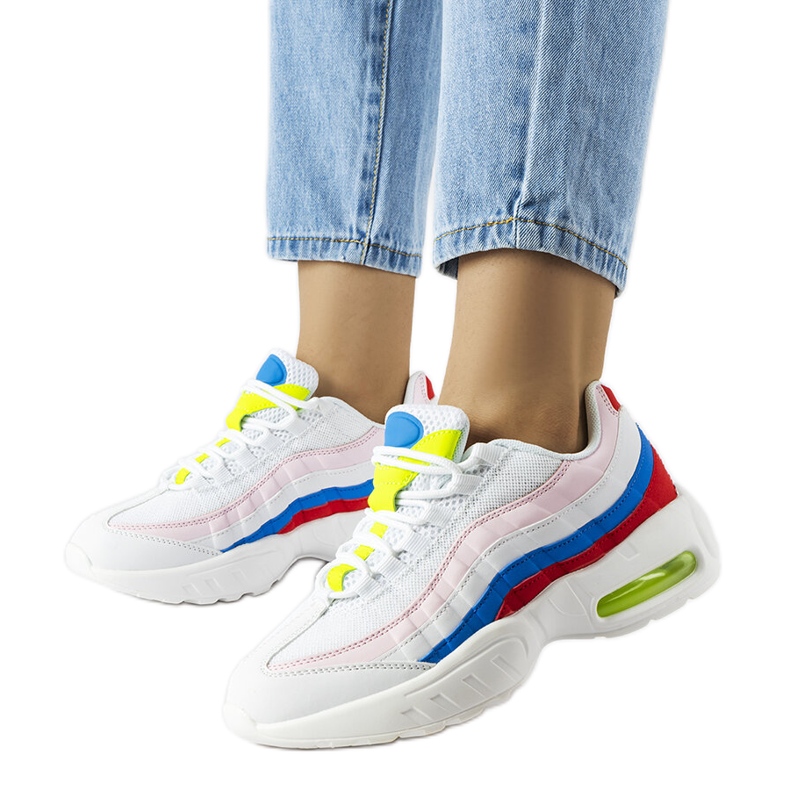 Inna Jolinen valkoiset lenkkarit värikkäillä lisäkkeillä valkoinen